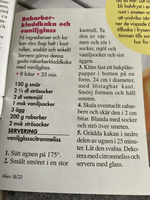 Recept på rabarberkladdkaka med vaniljglass, ingredienser, och tillagningsinstruktioner, rosa och svart text.