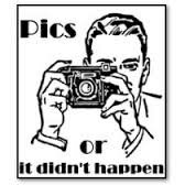 Svartvit illustration av person som håller en kamera, med texten "Pics or it didn't happen".