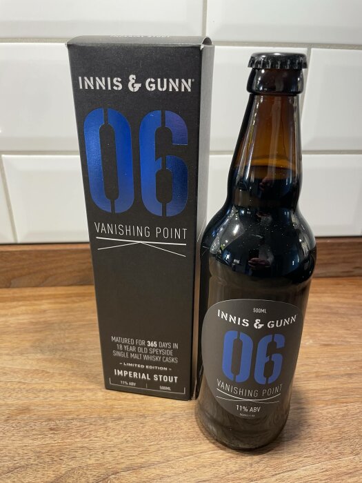 Innis & Gunn ölflaska bredvid förpackning, "Vanishing Point", Imperial Stout, mognad i whiskyfat, begränsad upplaga.