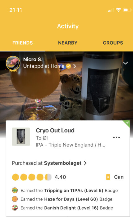 Skärmdump från Untappd-appen; ölglas, flaska, användarbedömning och badges för ölprovning.