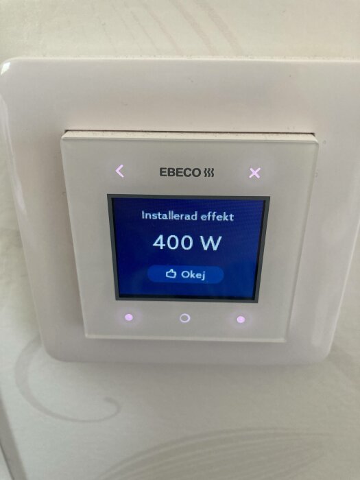 Digital termostatvisning, "EBECO", installerad effekt 400 W, knapp för bekräftelse, indikeringslampor, vita väggram.