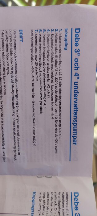 Instruktioner för drift och underhåll av pumpar, vertikal text, beskuren, genomskinligt papper, bakgrund otydlig.