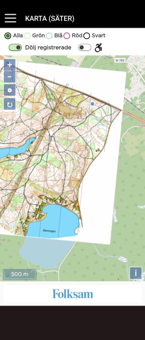 Skärmdump av orienteringskarta i app med zoom- och lagerfunktioner, nära vatten vid Säter, Sverige.
