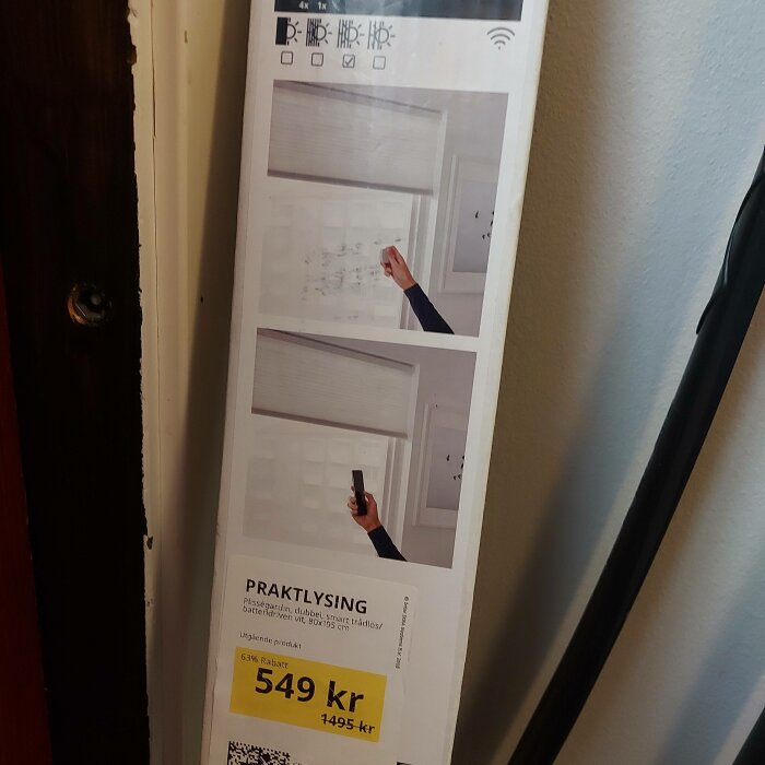 Anslag på vägg visar reklam för persienn med prisinformation och bilder som demonstrerar användning.