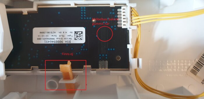 Inuti elektronisk enhet, kretskort med etikett, kablar, markerad orange del, annotationer på svenska.