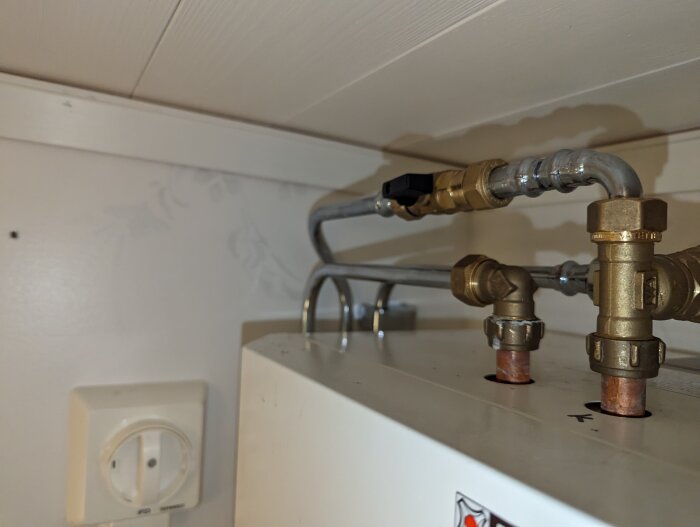 Vattenledningar, kopplingar, eluttag, skåp, suddig bakgrund, installation, husligt, inomhus, dolt område, infrastruktur.