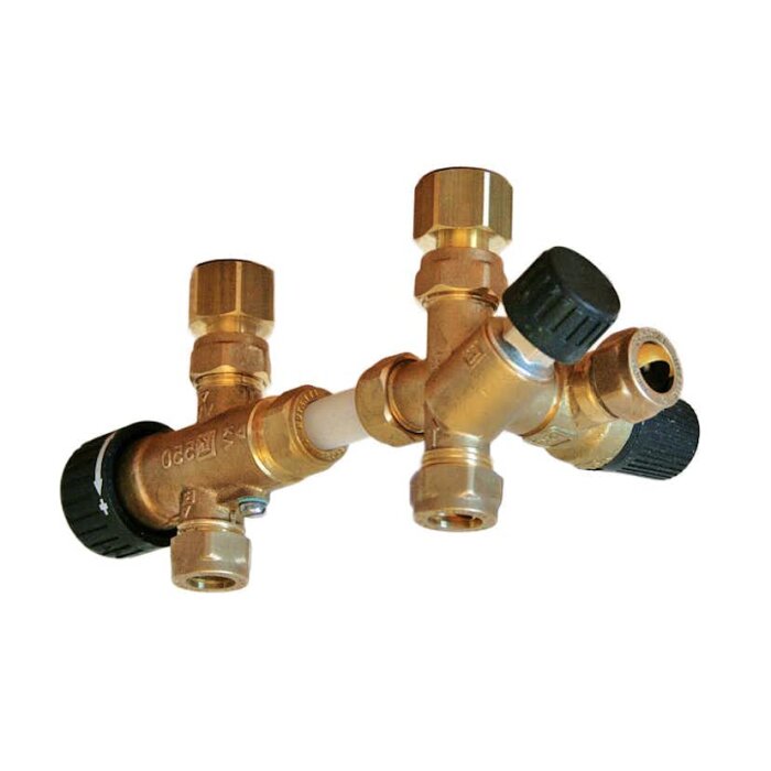 Mässingsmanifold, isoleringsventiler, rörsystemskomponenter, svarta vred, vit bakgrund.