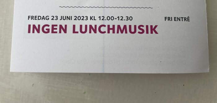 Flygblad med text, annonserar "INGEN LUNCHMUSIK" fredag den 23 juni 2023, mellan 12.00-12.30, gratis inträde.