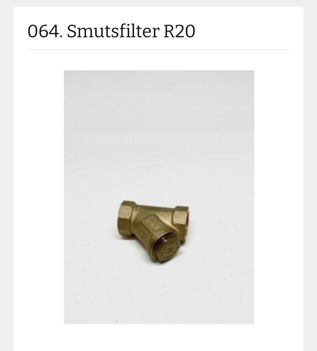 Mässingsfärgad, vinkelrätt smutsfilter. Märkt "R20" på vit bakgrund, numrerad som objekt 064.