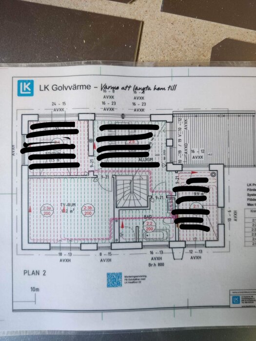 Ritning för golvvärmeinstallation, vissa delar svartmarkerade, teknisk dokumentation, QR-kod, färgkodade ledningar.