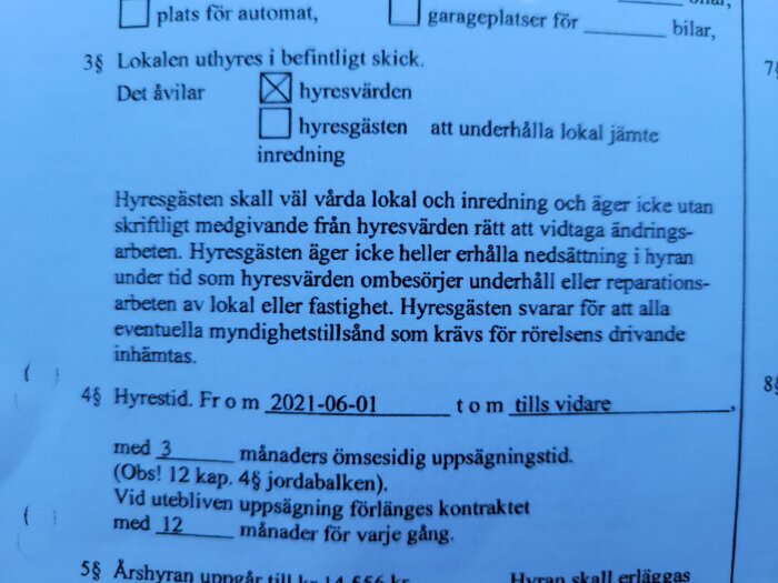 Text på svenska om hyresvillkor, avsnitt om underhåll och hyrestid. Dokument, lagtext, kontrakt eller avtal.