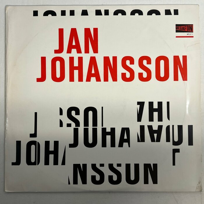 Skivomslag, "Jan Johansson", röd och svart text, grafisk design, Megafon etikett, minimalistisk, vinyl LP.