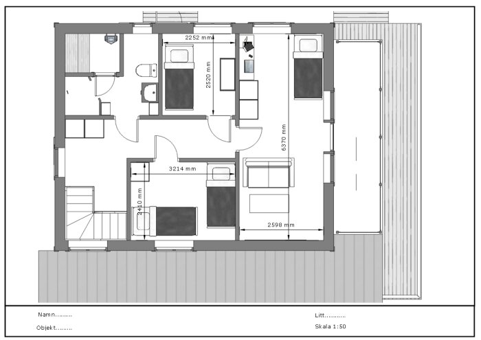 Planritning av en lägenhet med dimensioner, rum, möblering och skala 1:50.