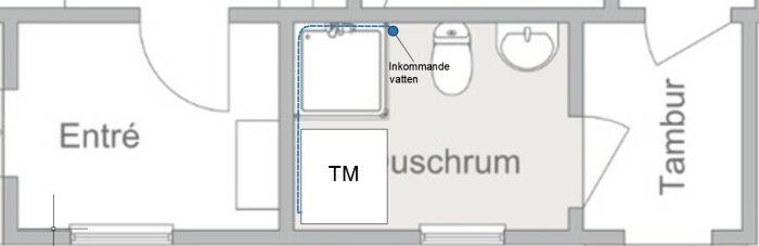 Ritning visar ett hus med entré, tambur, TM och duschrum; markerad vattenledning.