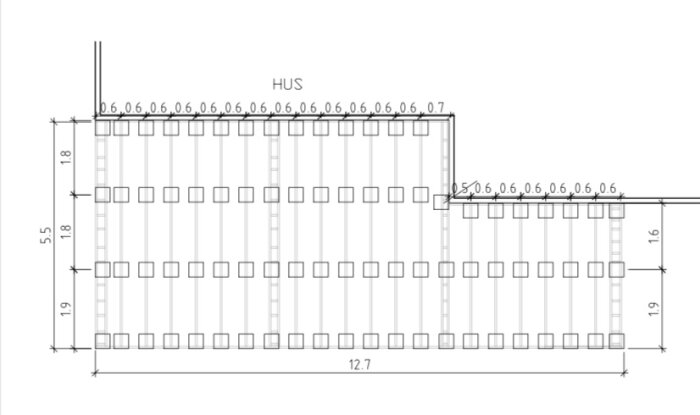 Arkitektonisk ritning av en byggnad i planvy, med måttangivelser och markerade rumsindelningar.