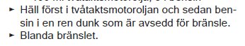 Text på svenska, instruktioner för att blanda bränsle till tvåtaktsmotor: olja först, sedan bensin i dunk.
