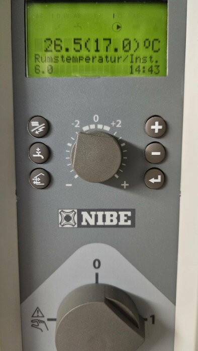 Digital termostat, justerbara knappar, temperaturvisning, tid, varumärke NIBE, inomhusreglering av klimat.