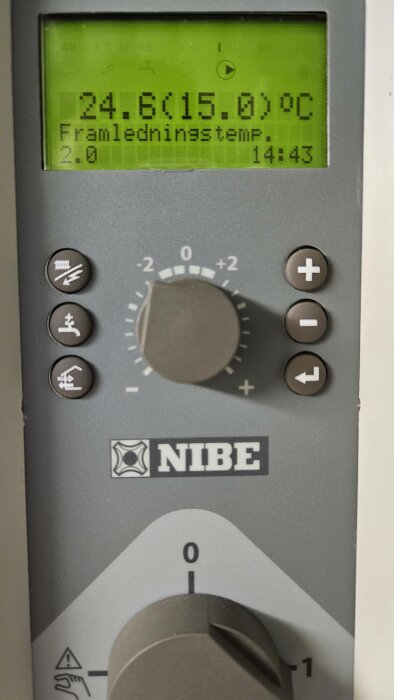 Digital termostat med LCD-skärm som visar temperatur, inställningar, knappar och varumärke NIBE.