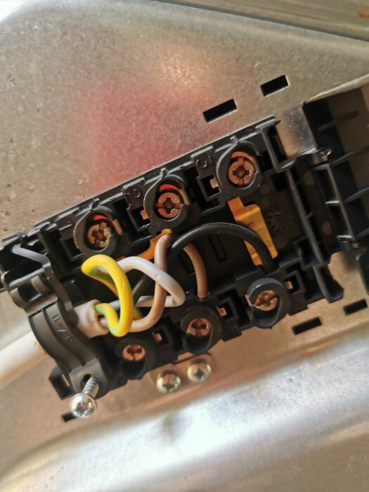 Eldriven anordnings inre med kablar och skruvanslutningar, delvis osammanfogad, teknik, installation, elektricitet.