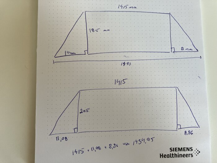 Handritade geometriska figurer, möjligtvis träsnittsdelar, med angivna mått och uträkning i millimeter, på prickat papper.