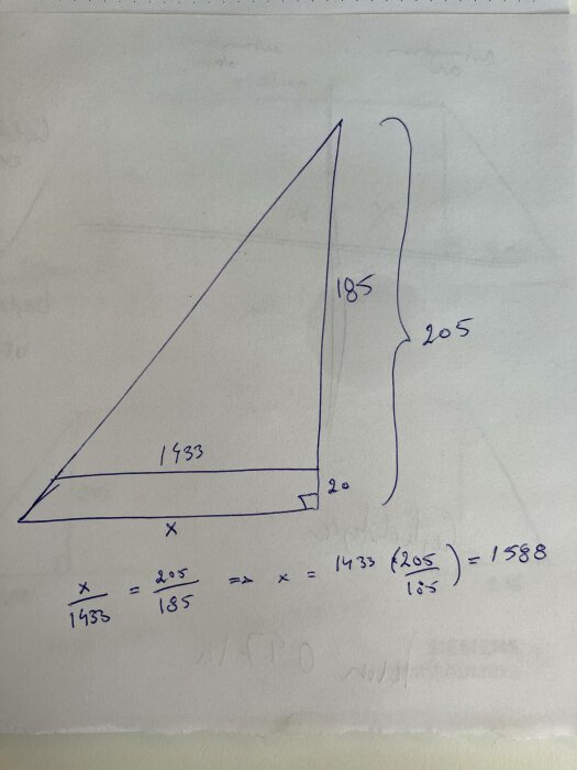 Bild av handritad geometrisk figur, triangulär form, matematiska beräkningar, proportionsutbyte.