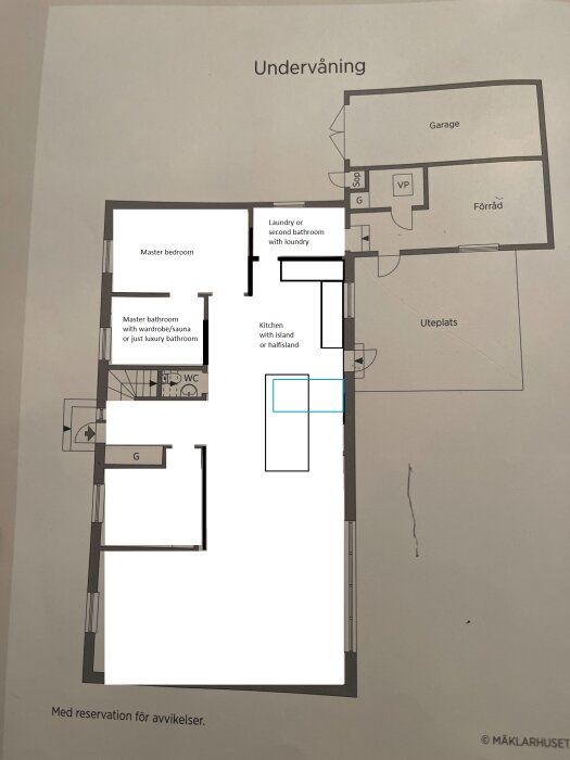 Planritning över en undervåning med sovrum, badrum, kök, garage och uteplats. Texter på svenska, reserv för avvikelser.