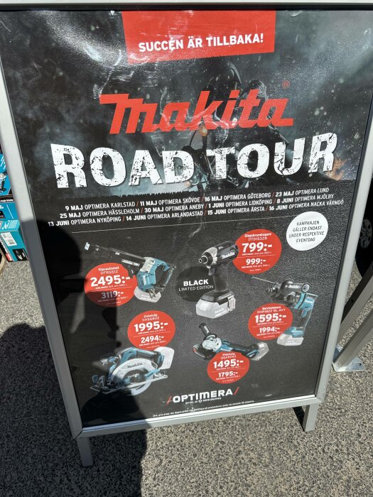 Reklamskylt för Makita Road Tour med verktyg och priser, datum för event, "Succén är tillbaka!" slogan.