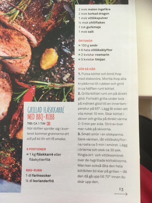 Ett recept på grillad fläskkarré med BBQ-rub och örtsmör, detaljerad beskrivning, ingredienser listade, matlagningstid.