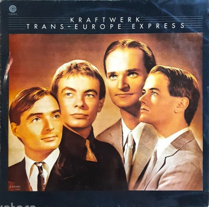 Omslag för Kraftwerk's album "Trans-Europe Express" med illustrerade porträtt av bandmedlemmarna. Vintage, konstnärlig, musikhistoria.