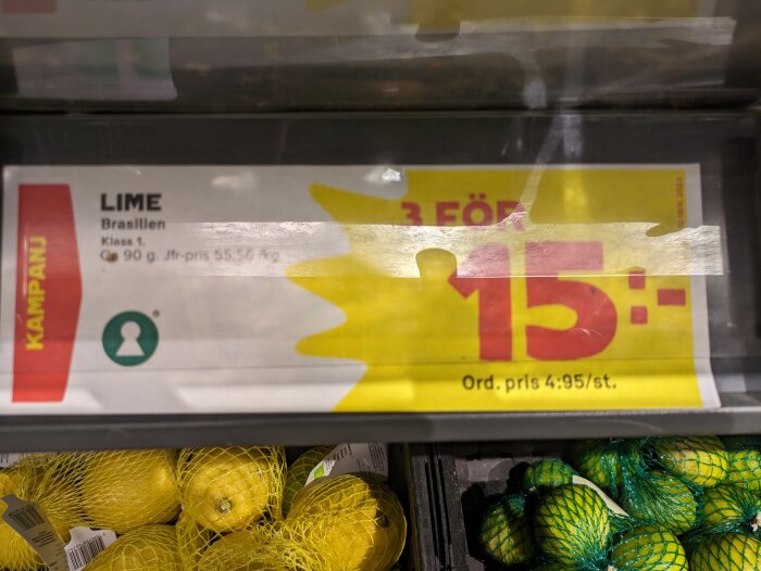 Prisetikett för lime från Brasilien. Rea, tre för 15 kronor. Ordinarie pris 4,95 styck. Klass 1.