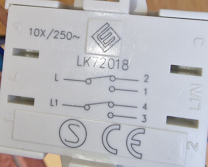 Elektrisk komponent, relä eller kontaktor, schematisk diagram, vita plastdetaljer, certifieringsmärken, LK72018, 250 volt.