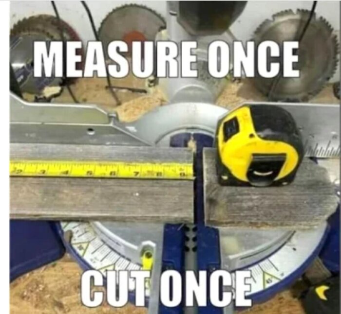 Måttband framför gersåg, humoristisk text "MEASURE ONCE CUT ONCE", verketygsmisstag, ironi om snickeri.