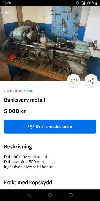 Gammal metallbänksvarv till salu, verktygsvägg i bakgrunden, behöver eventuellt renovering eller rengöring.