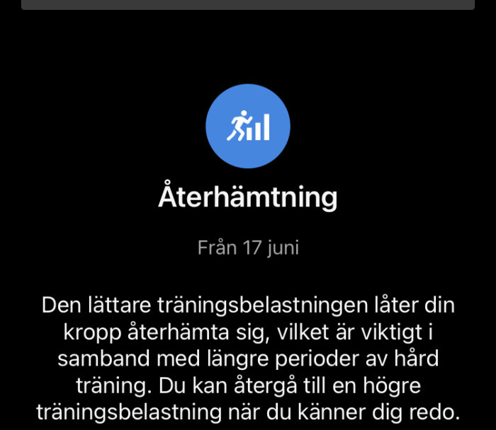 Svart bakgrund, blå cirkel, löpare-ikon, vit text "Återhämtning", datum, träning, återhämtning, svenska.