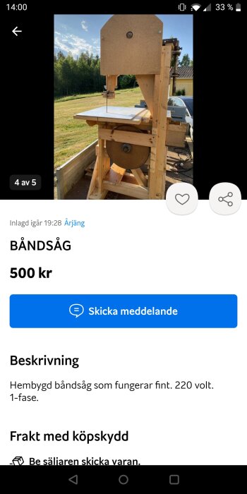 Hembyggd bandsåg till salu utomhus; träkonstruktion, solig dag, kostar 500 kronor, fungerar med 220 volt.