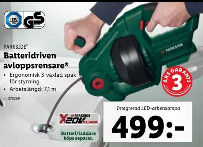 En person använder en batteridriven avloppsrensare av märket Parkside för att rensa ett avlopp, prissatt till 499:-.