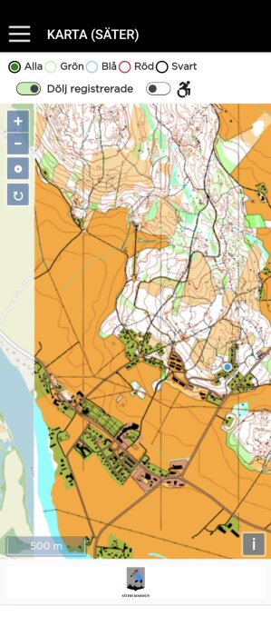 Topografisk karta över Säter med färgkodade områden, vägnät och terrängdetaljer. Närbild med kontrollpanel till vänster.