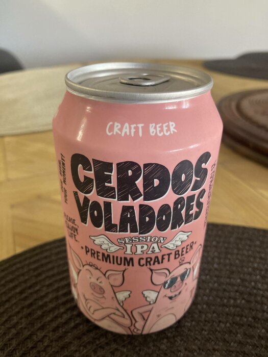 Rosa ölburk, "Cerdos Voladores" Session IPA, premium hantverksöl, illustration av flygande grisar.