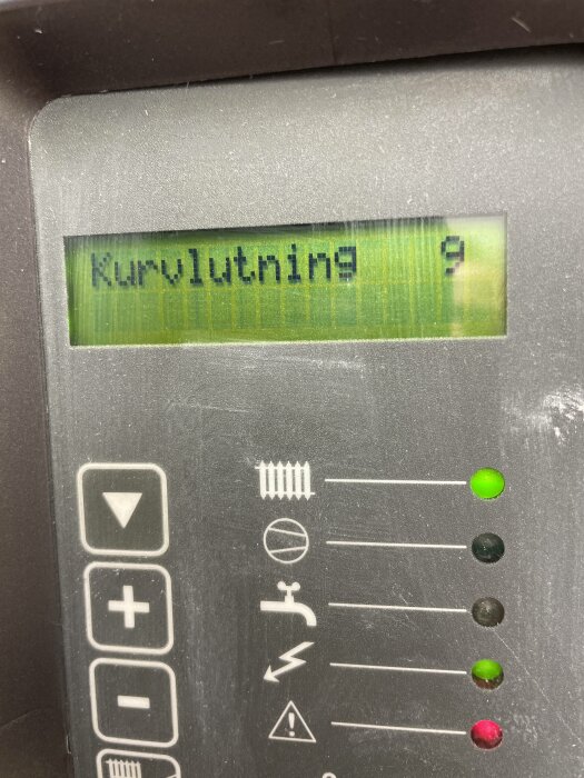 LCD-skärm visar text "Kurvutjämn" och siffran 9, ikoner och färgade indikatorlampor nedanför.