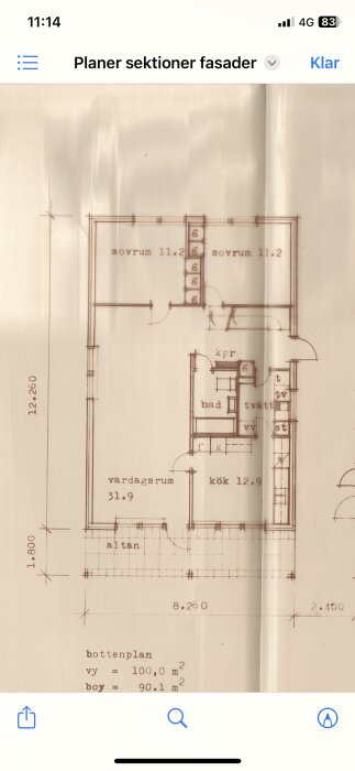 Ritning av bottenplan för ett hus med vardagsrum, kök, sovrum, badrum och altan.