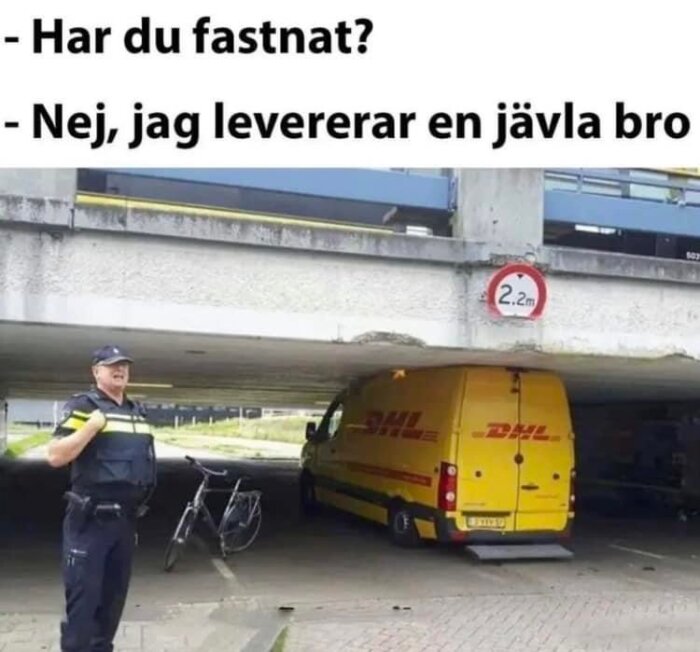 En DHL-leveransbil fastklämd under en bro med en polis och satirisk text.