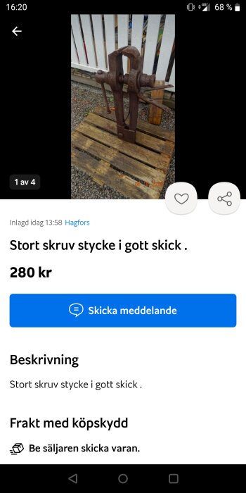 Stort gammalt skruvstycke utomhus på träplankor till salu för 280 kr.