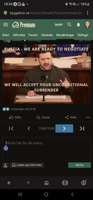 Man vid talarstol med text: "Russia - We are ready to negotiate. We will accept your unconditional surrender."