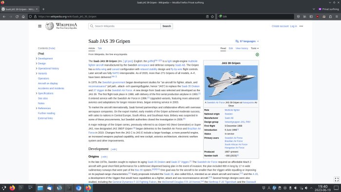 Wikipedia-sida om SAAB JAS 39 Gripen, informationsruta och fotografi av stridsflygplanet i luften.