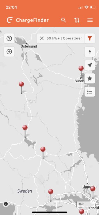 Mobilappskärm med karta över Sverige som visar platser för laddstationer för elbilar.