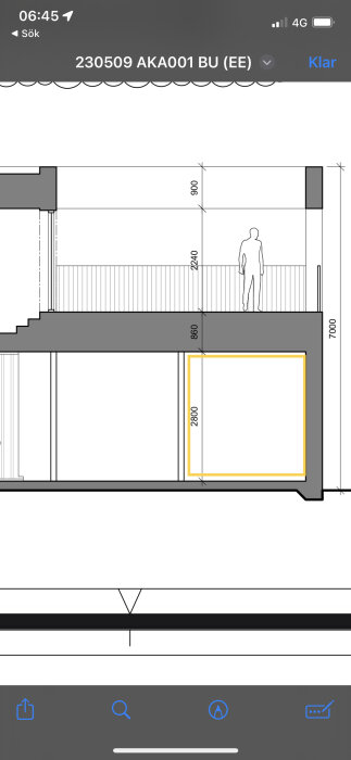 Arkitektonisk ritning, sektion, inomhus, mänsklig silhuett, dimensioner, balkong, glasräcke, dörröppning markerad i gult.