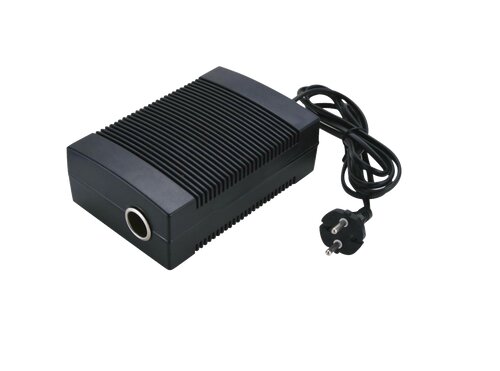 Svart AC-adapter med strömkabel och rond uttag, förmodligen för elektronisk utrustning.