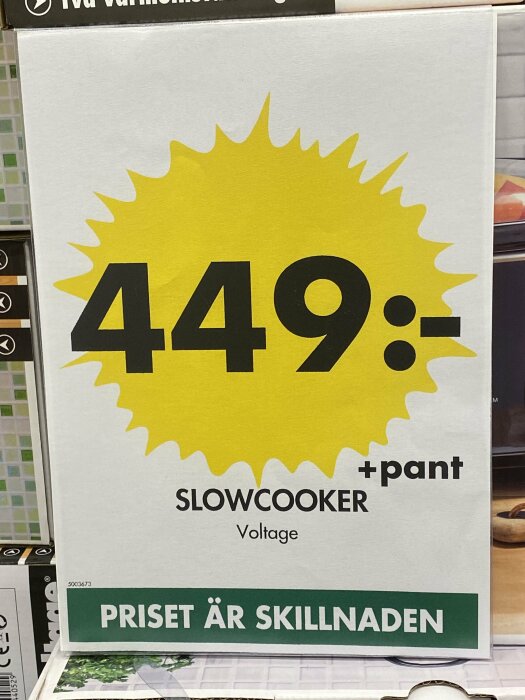 Reklamskylt för slowcooker till priset av 449 kronor plus pant, med slogan "PRISET ÄR SKILLNADEN".