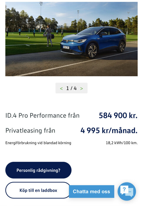 Blå elbil parkerad vid fotbollsplan, människor spelar fotboll, reklam för Volkswagen ID.4 med priser och leasinginfo.