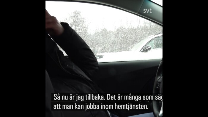 Person i bil, snöigt landskap utanför, SVT-logga, svensk text om hemtjänstarbete.